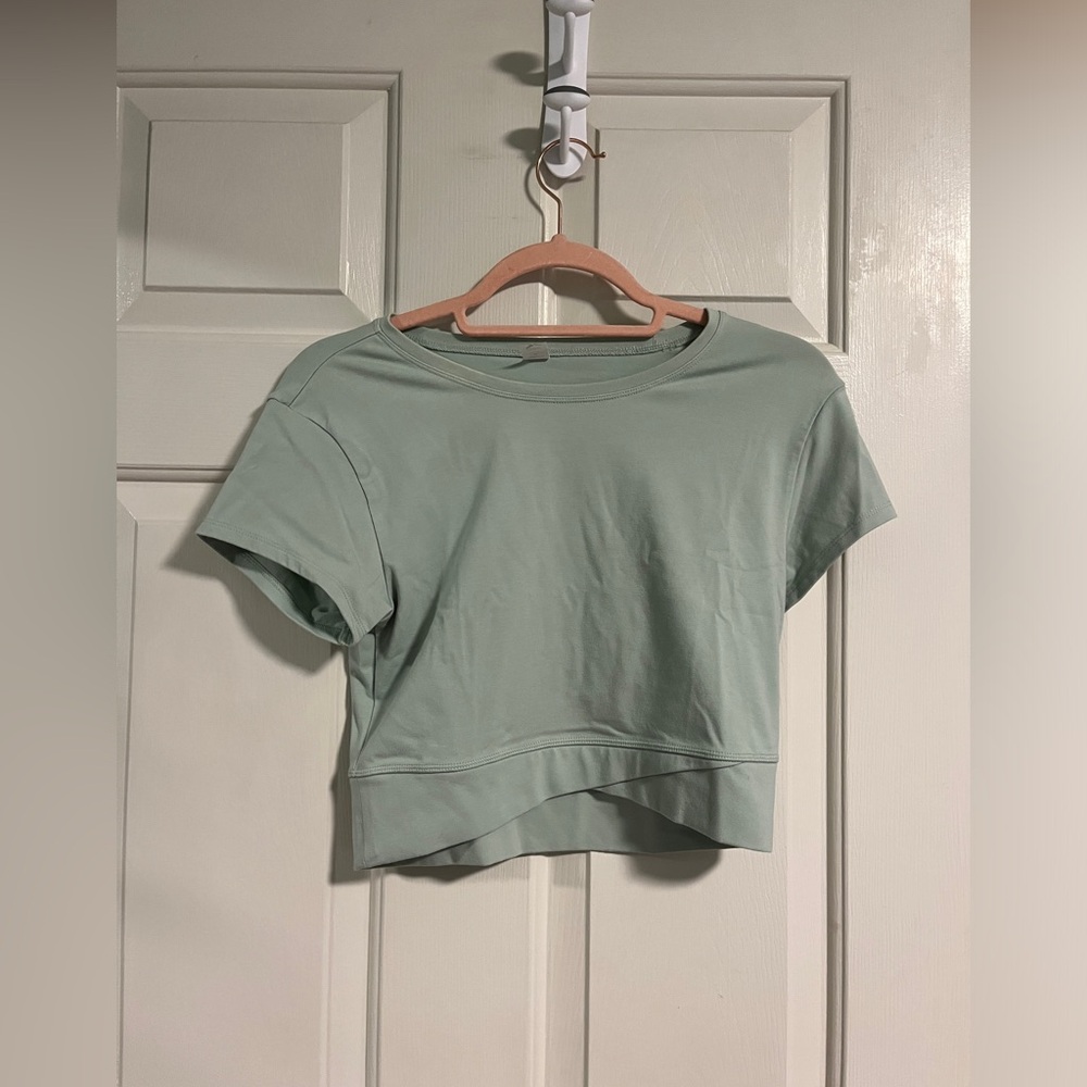 NEVER WORN- Athetic Cropped Aqua Top!
